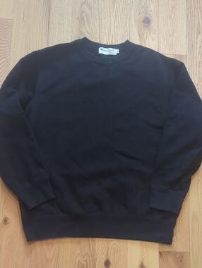 Redwood Classic. Black Crewneck Sweatshirt. Size Large.